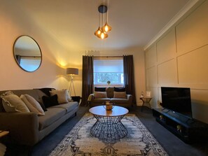 Living area - Modern 3 bedroom fully equipt apartment in Hamilton (Hamilton)