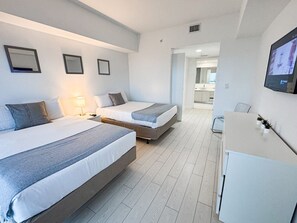 3 slaapkamers, een bureau, een strijkplank/strijkijzer, reisbedje