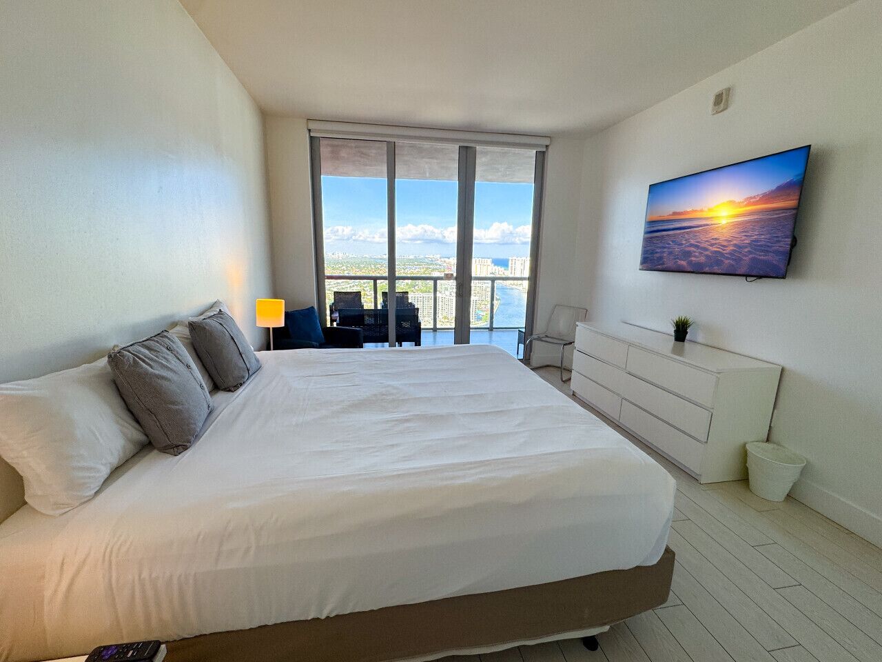 2 slaapkamers, een bureau, een strijkplank/strijkijzer, reisbedje