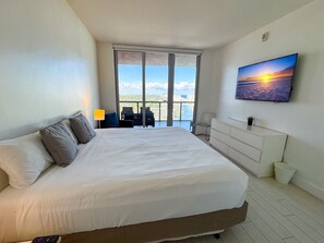 2 chambres, bureau, fer et planche à repasser, lit parapluie