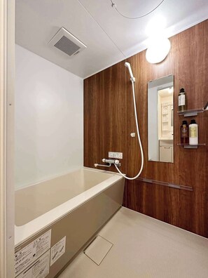 Banheira, secador de cabelo, toalhas de banho, sabonete