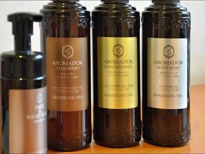 Vasca, asciugacapelli, asciugamani, sapone