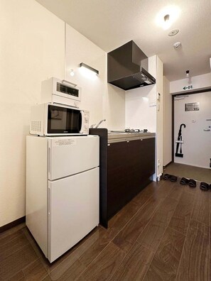 Réfrigérateur, micro-ondes, plaque de cuisson