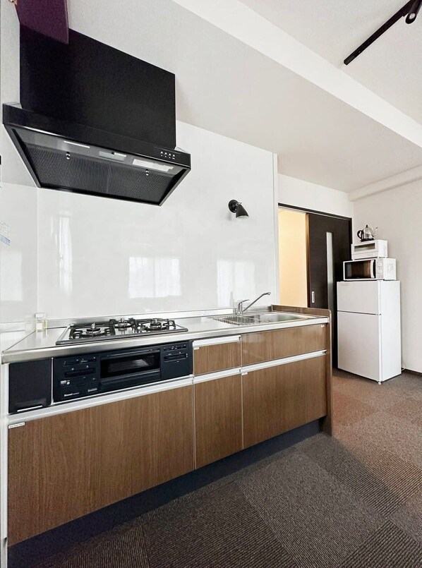 Fridge, microwave, stovetop, cookware/dishes/utensils