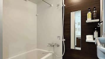 Bañera, secador de pelo, toallas y jabón