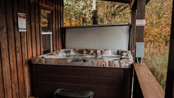 Bañera de hidromasaje al aire libre