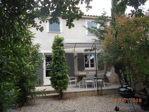 Outdoor dining - Charming little Provencal country house with garden and private pool (Pont-Saint-Esprit)
