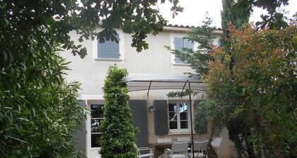 Charmante petite bastide provençale avec jardin et piscine privée