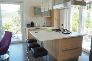 Coffee/tea maker, fridge, microwave, oven