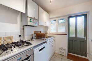 Fridge, microwave, oven, stovetop - Stunning 2 bed flat in Richmond (Richmond)
