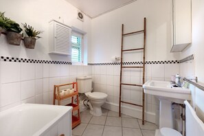 Hair dryer, towels, soap, shampoo - Stunning 2 bed flat in Richmond (Richmond)