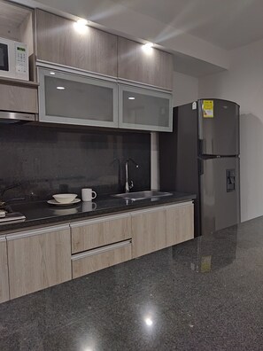 Estúdio família, 1 quarto, para não fumantes | Cozinha privada | Geladeira grande, micro-ondas, liquidificador, chapa