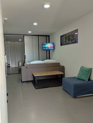 แฟมิลี่สตูดิโอ, 1 ห้องนอน, ปลอดบุหรี่ | ผ้านวมขนเป็ด, เตียงพร้อมฟูกเสริมที่นอน, ห้องพักตกแต่งอย่างมีเอกลักษณ์