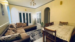 ラグジュアリー アパートメント | リビング エリア | 薄型テレビ