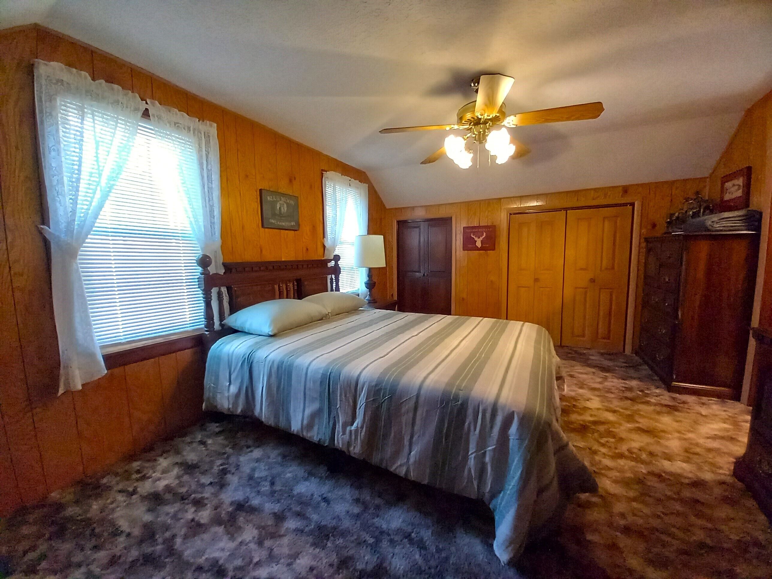 3 dormitorios, escritorio, tabla de planchar con plancha y cuna de viaje