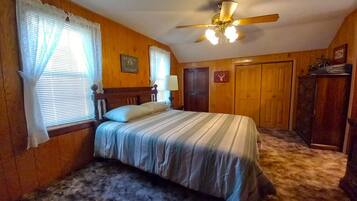 3 dormitorios, escritorio, tabla de planchar con plancha y cuna de viaje