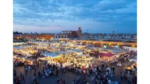 Un grand marché en plein air avec de nombreux étals et une foule de personnes.