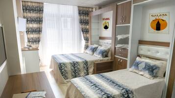 Een bureau, een laptopwerkplek, gratis wifi, beddengoed