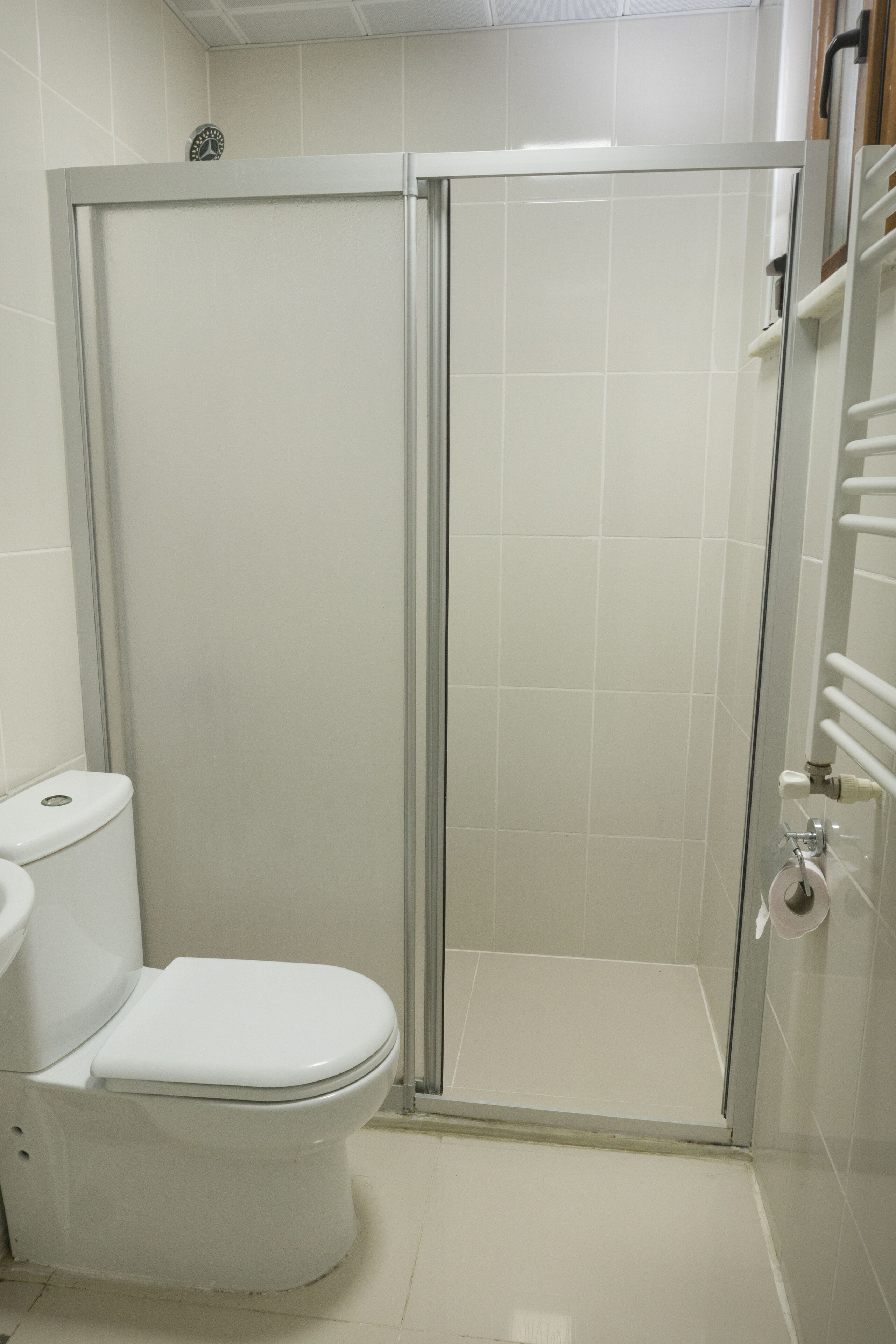 Combined shower/tub, rainfall showerhead, hair dryer, towels