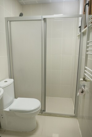 Combined shower/bathtub, rainfall showerhead, hair dryer, towels - Koçak Pansiyon (Istanbul)