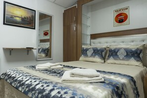Deluxe Double Room | Desk, laptop workspace, free WiFi, bed sheets - Koçak Pansiyon (Istanbul)