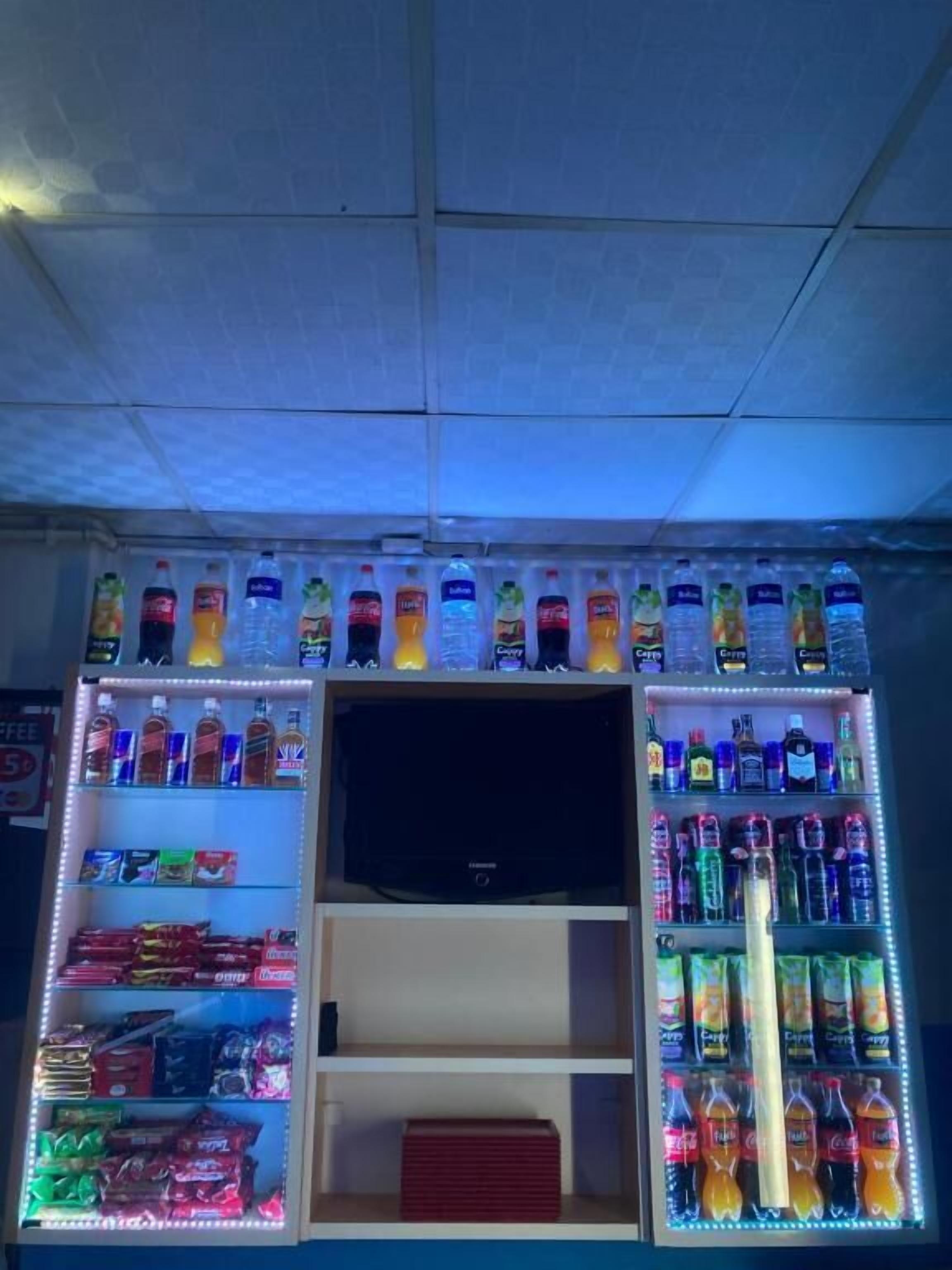 Ein Getränkeautomat mit verschiedenen Getränken und Snacks.