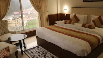 Habitación Deluxe con 1 cama doble o 2 individuales | Escritorio, tabla de planchar con plancha, wifi gratis y ropa de cama