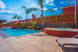 Een buitenzwembad en een verwarmd zwembad