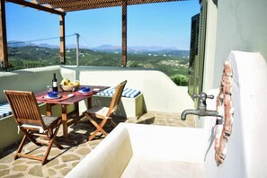 Outdoor dining - Beautiful calm rooftop studio with stunning views (CHANIA)