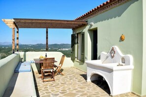 Outdoor dining - Beautiful calm rooftop studio with stunning views (CHANIA)