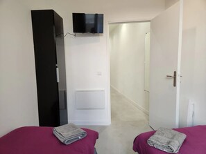 2 Schlafzimmer, Schreibtisch, Bügeleisen/Bügelbrett, Reisekinderbett