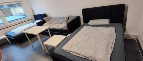2 camere, una scrivania, lenzuola