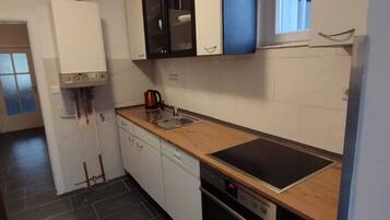 Kühlschrank, Ofen, Herdplatte, Wasserkocher