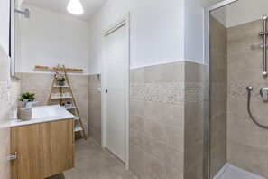 Regadera, secadora de cabello, bidet, toallas 