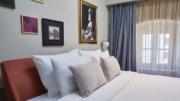 Eenvoudige tweepersoonskamer | 1 slaapkamer, een kluis op de kamer, een bureau