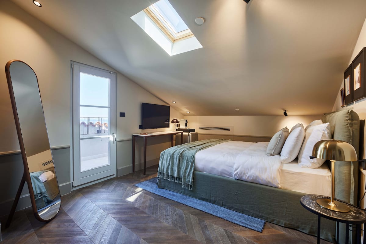Double Room Sea View with Balcony | 1 slaapkamer, een kluis op de kamer, een bureau