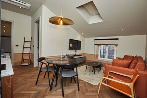 Leilighet – deluxe | Safe på rommet, skrivebord, blendingsgardiner og lydisolert