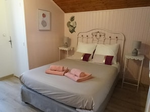 1 bedroom, free WiFi, bed sheets - Charming B&B for a sunny getaway with seasonal pool (VENTEROL)
