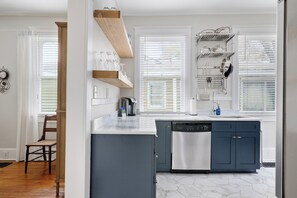 冰箱、微波炉、烤箱、炉灶