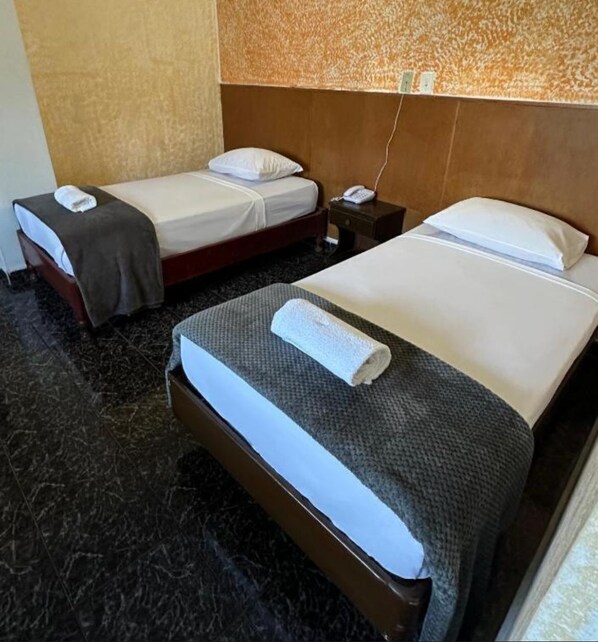 Habitación cuádruple básica | 1 dormitorio, tabla de planchar con plancha, wifi gratis