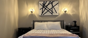 Safe Clean Room w/ AC + TV Wi-Fi Downtown by Lakes
