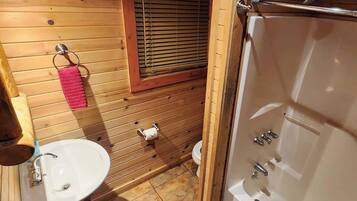 Douche, serviettes fournies, shampoing