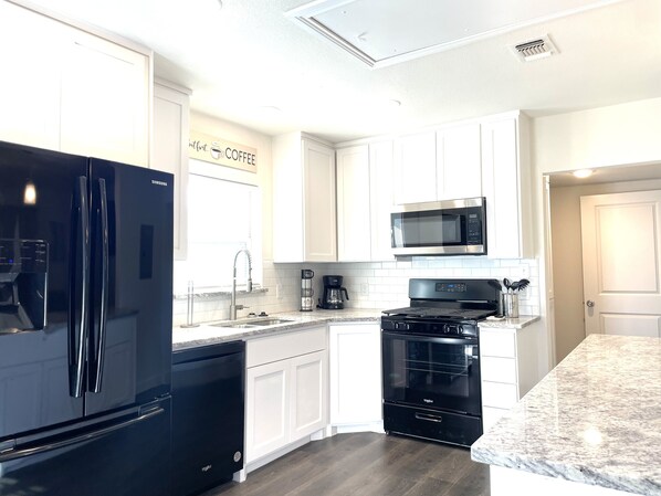 Réfrigérateur, micro-ondes, four, plaque de cuisson