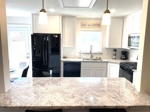 Kjøleskap, mikrobølgeovn, ovn og kokeplater