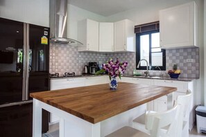 Großer Kühlschrank, Mikrowelle, Ofen, Herdplatte