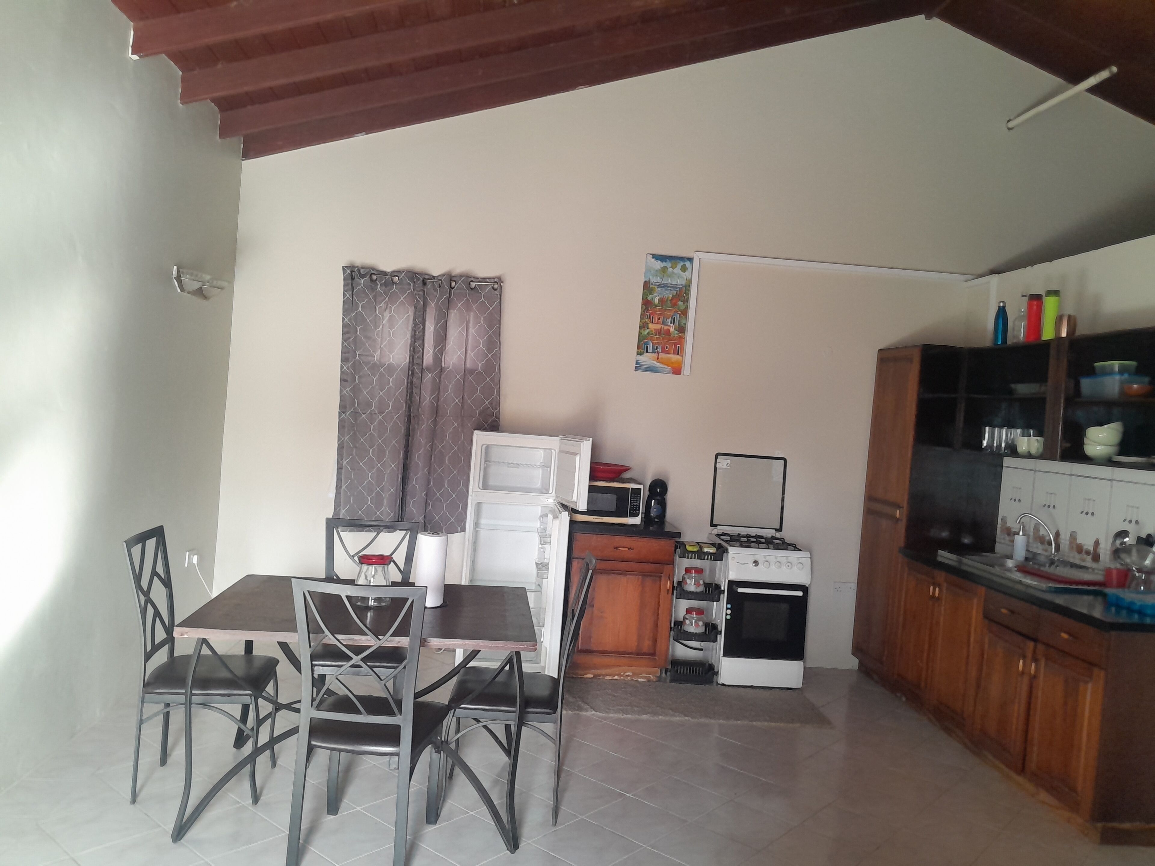 Microondas, placa de cocina y utensilios de cocina