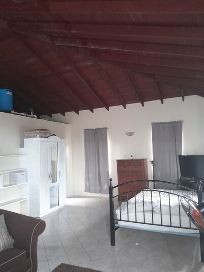 Cozy studio apartments with beautiful garden and ocean view. Self contained.