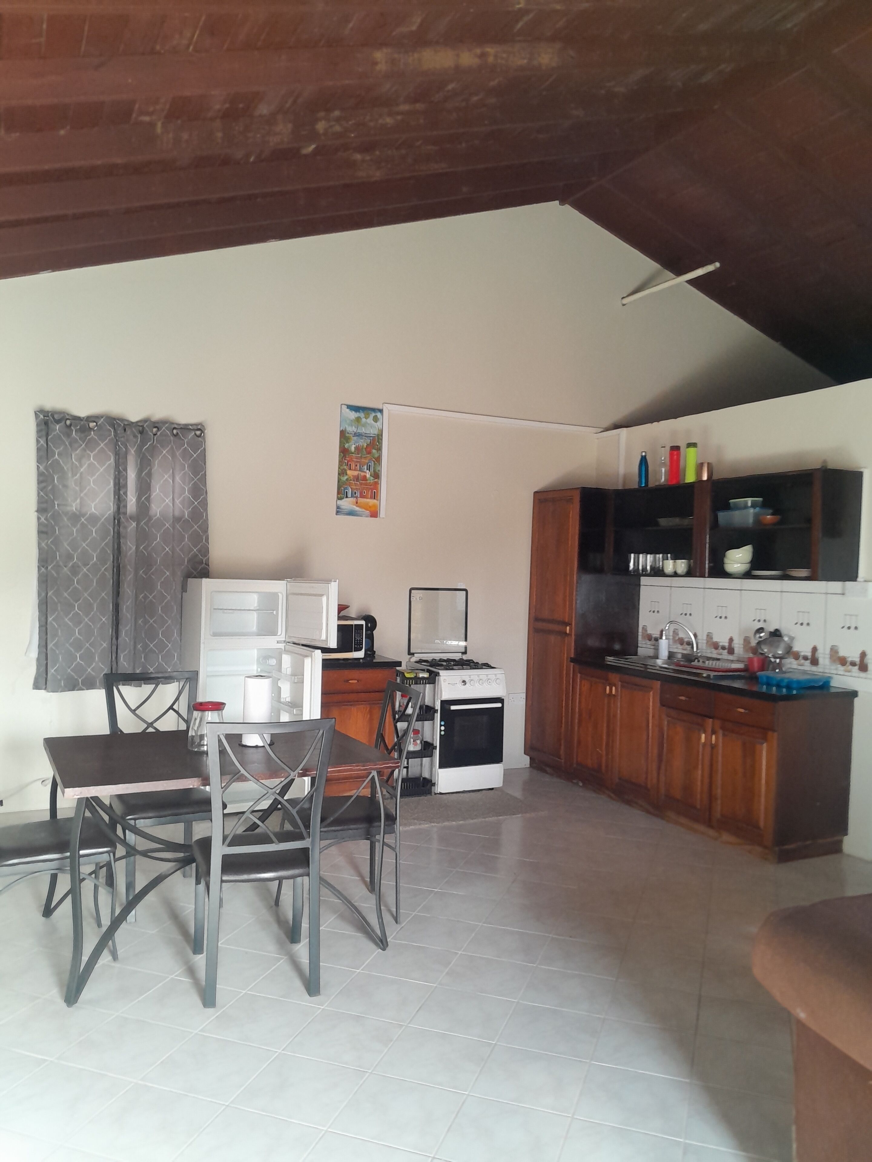 Microondas, placa de cocina y utensilios de cocina