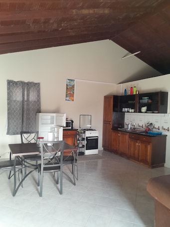 Microwave, stovetop, cookware/dishes/utensils. Cozy studio apartments with beautiful garden and ocean view. Self contained.