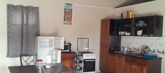 Cozy studio apartments with beautiful garden and ocean view. Self contained. 